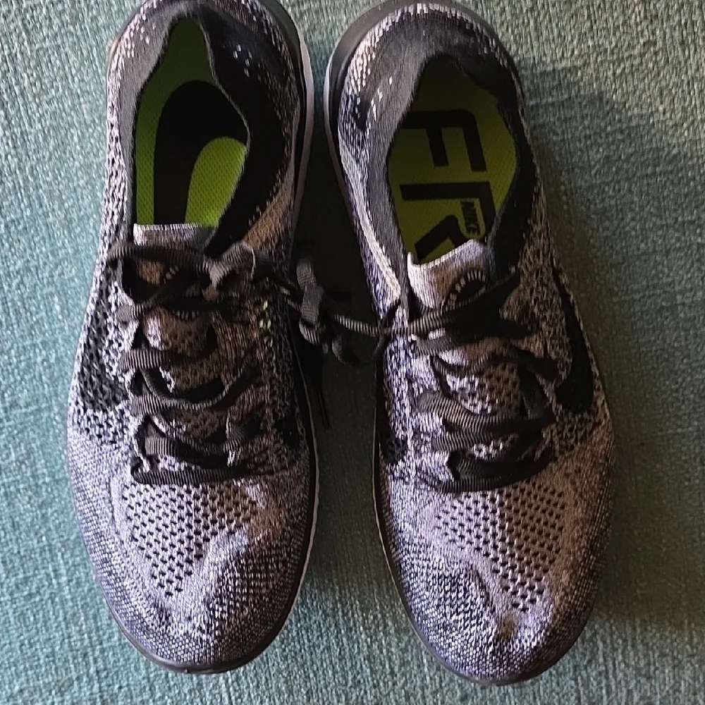 Nike | Women's Black and White Knit Athletic Shoes 10 - Picture 5 of 7